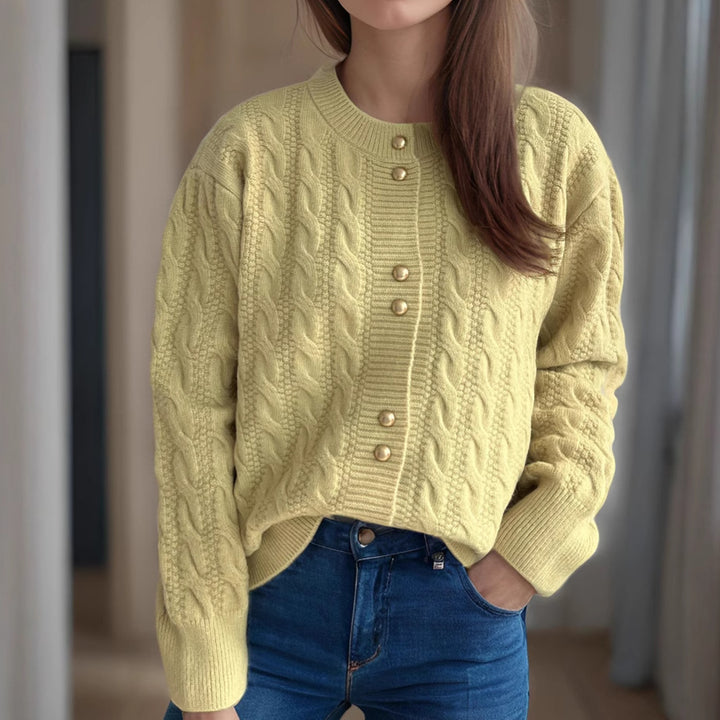 Dame cardigan med kabelmønster og elegante perleknapper Stilla