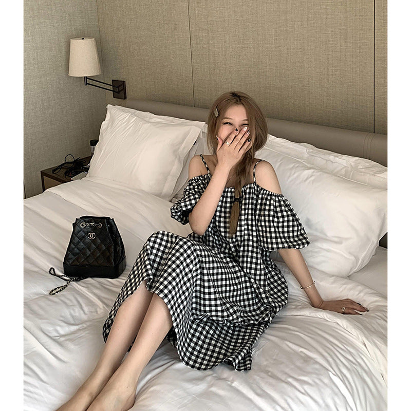 Dame luftig maxikjole med off-shoulder design og moderne volants detaljer Stilla