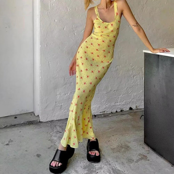 Dame maxikjole med blomstret design og elegant silhuet Skovae