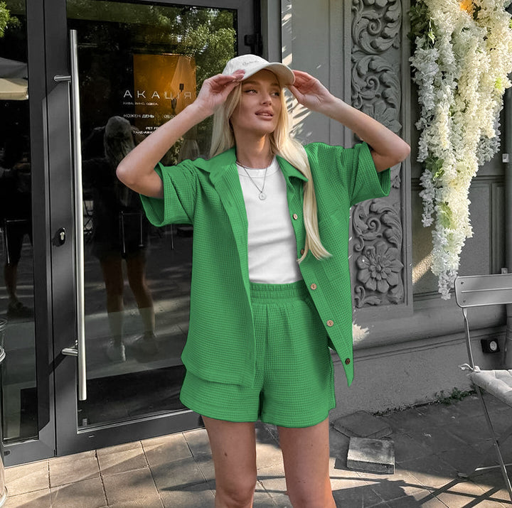Dame afslappet fritids-sæt bestående af kort skjorte og shorts med knap-design og blødt stof Stilla