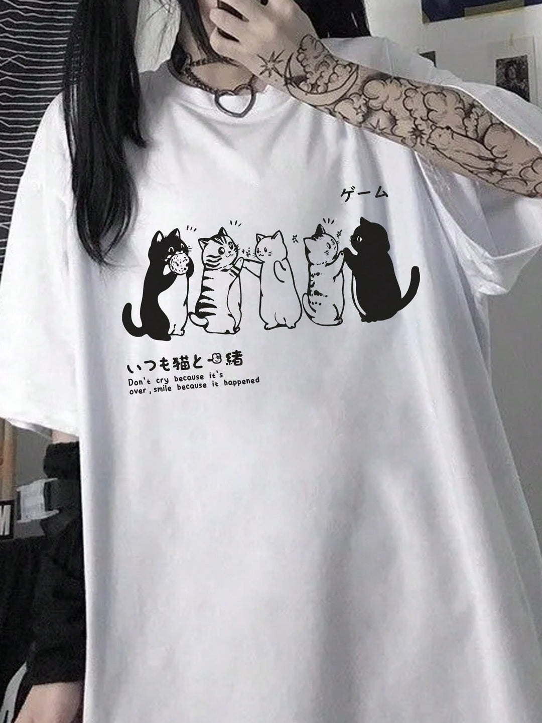 Dame T-shirt med kunstnerisk dødningehovedmotiv og afslappet snit Skovae