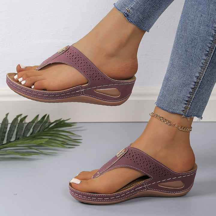 Dame fashionable og komfortable Flip-Flops med unik perforering Stilla