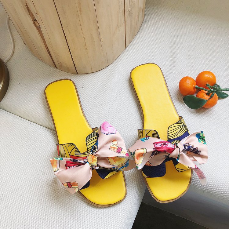 Dame slide-sandaler med farverige trykmotiver og elegant sløjfeapplikation Stilla