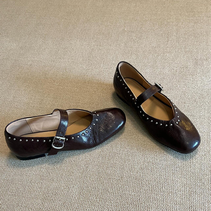 Damer med nitter udsmykkede Mary Jane flats Stilla