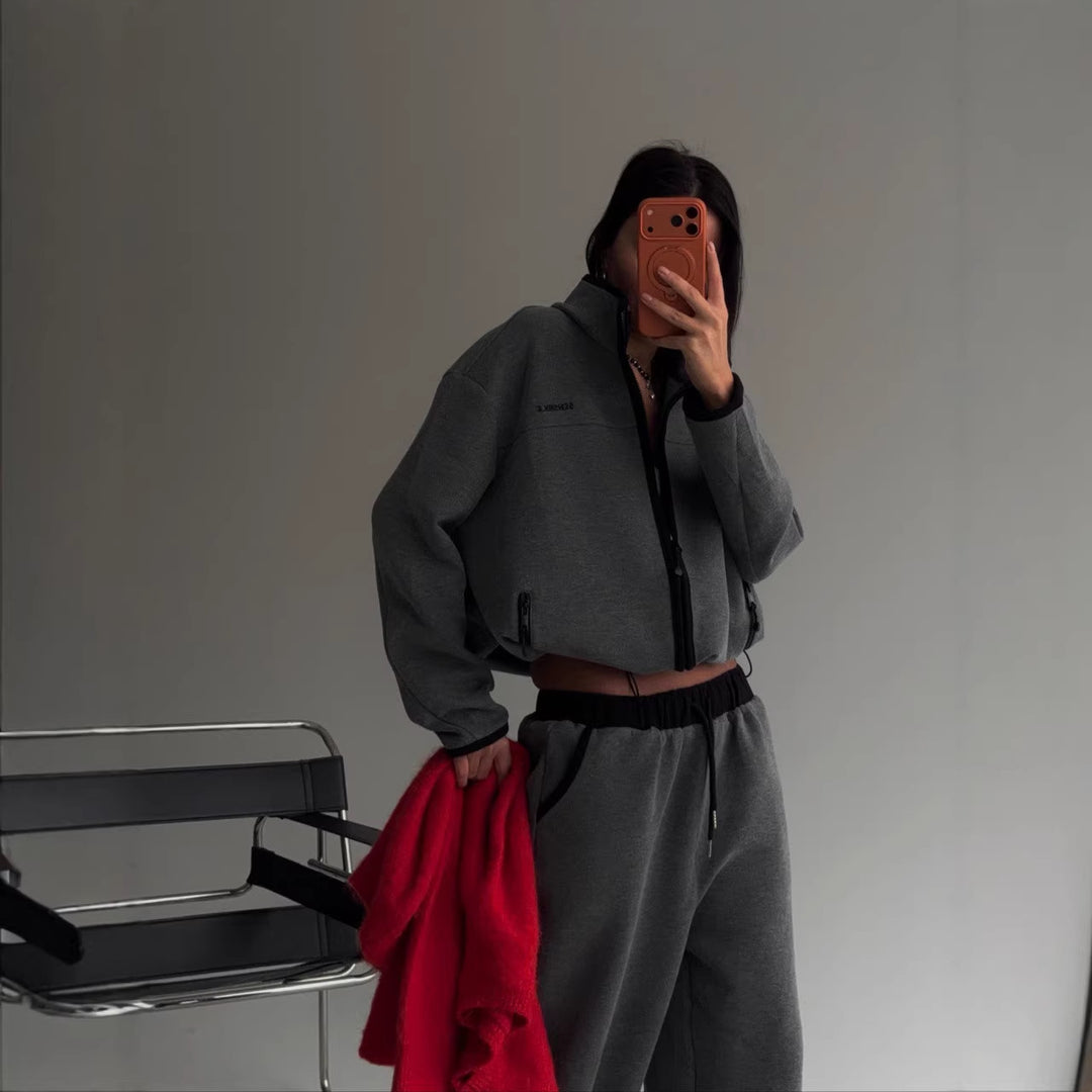 Kvinders komfortable cropped hoodie med høj krave og afslappede joggers Stilla