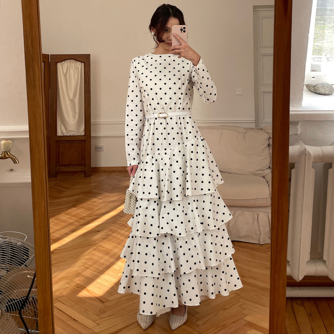 Kvinders maxikjole med flæse detaljer og fashionable prik design
