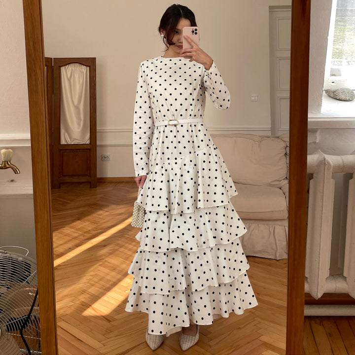 Kvinders maxikjole med flæse detaljer og fashionable prik design