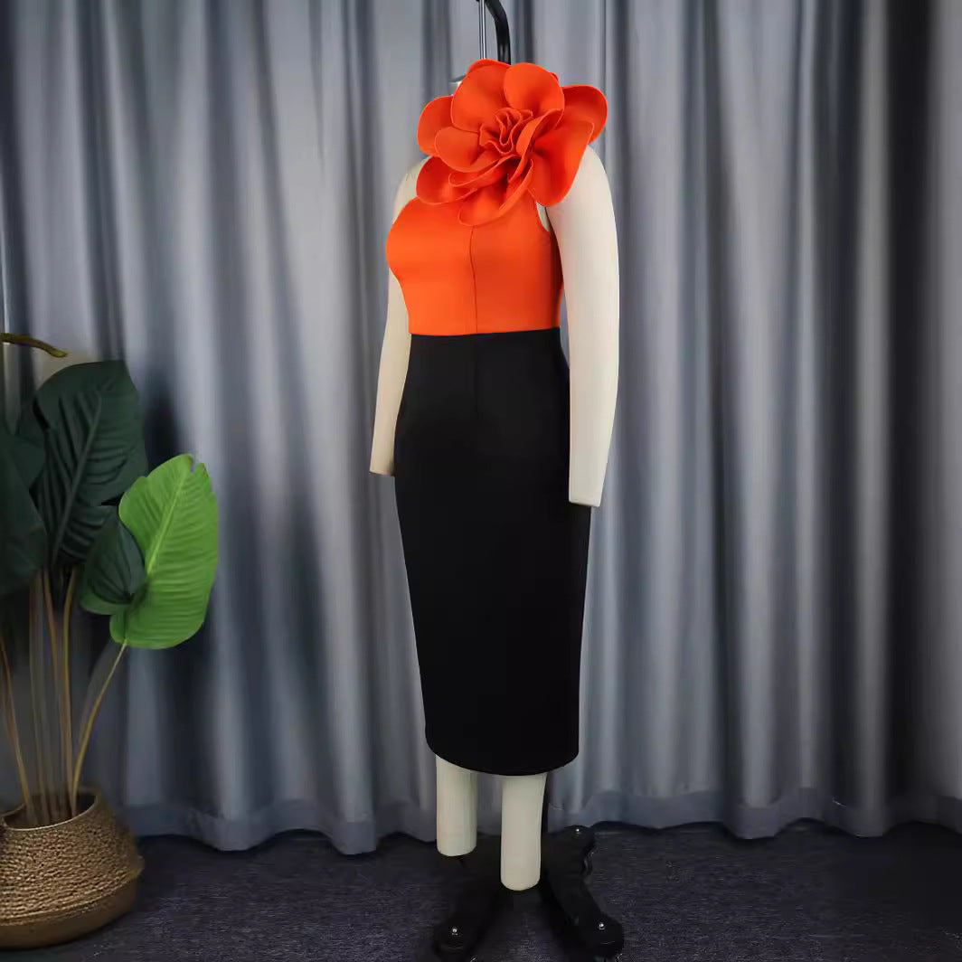 Damer figurtilpasset kjole med asymmetrisk blomsteraksent Skovae