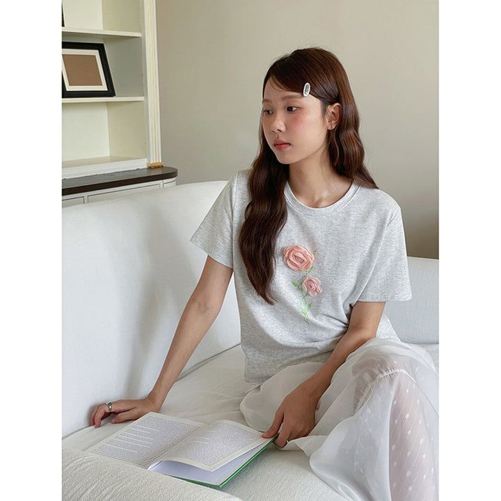 Dame T-shirt med sart blomsterbroderi og afslappet snit Stilla