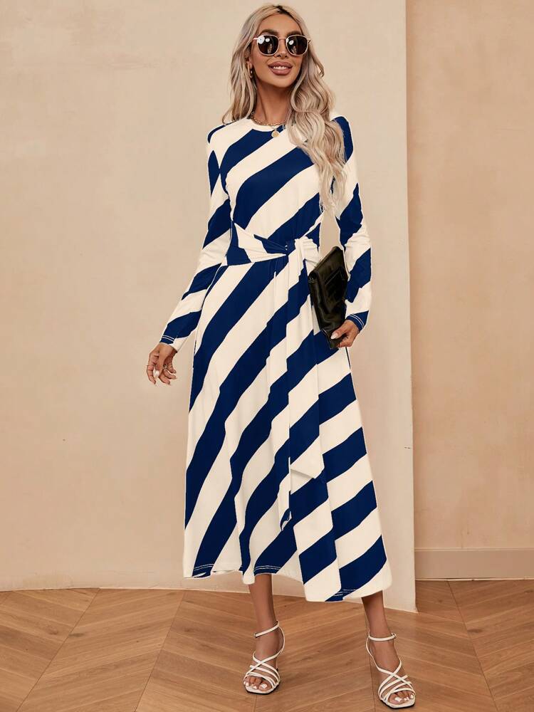 Dame Maxikjole med asymmetrisk snit og modedesign med striber Stilla