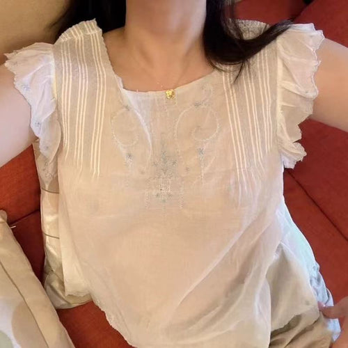 Damebluse med flæsedetaljer og elegant broderedesign Stilla
