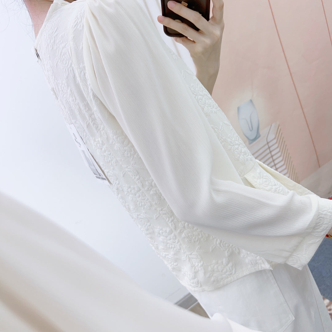 Damebluse med blomsterbroderi og elegante smykkeknapper Stilla