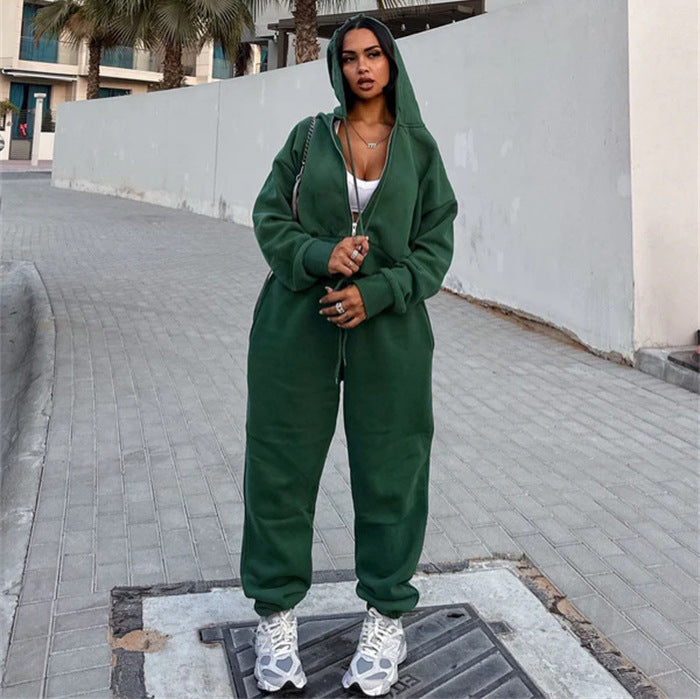 Kvinders sporty kombination af hættetrøje og sweatpants Skovae