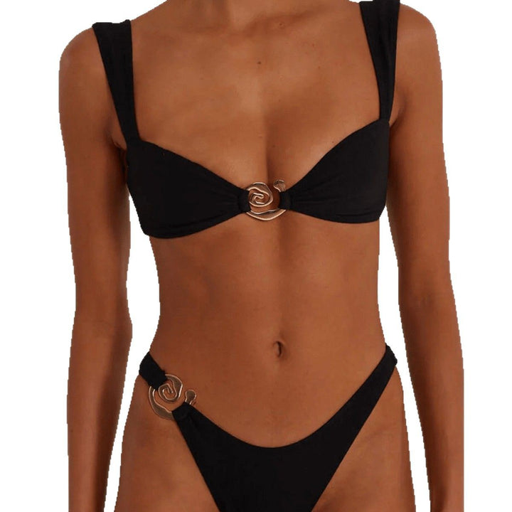 Dame Elegant skåret bikini-sæt med dekorative metallelementer Skovae