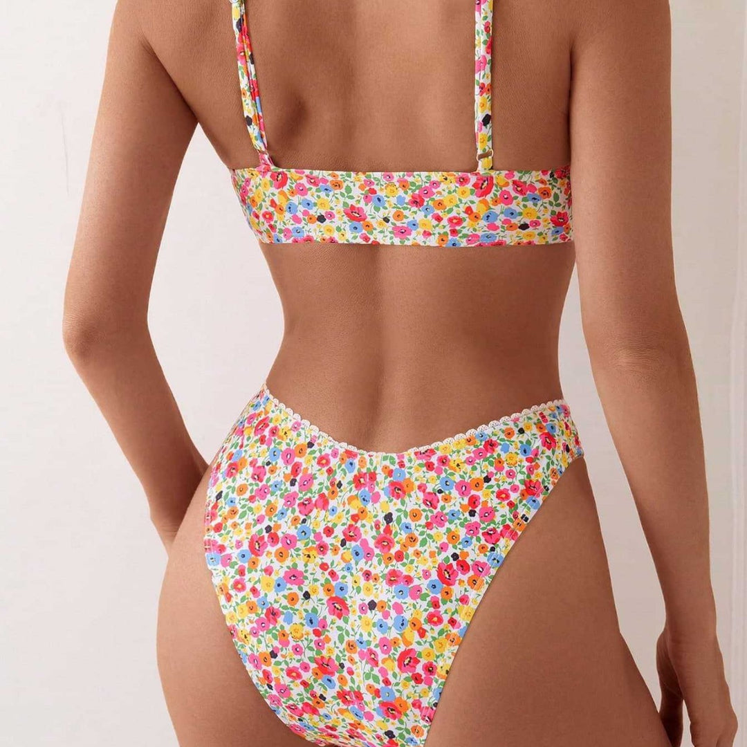 Dame Triangle-bikini med blomsterprint og fine detaljer Skovae