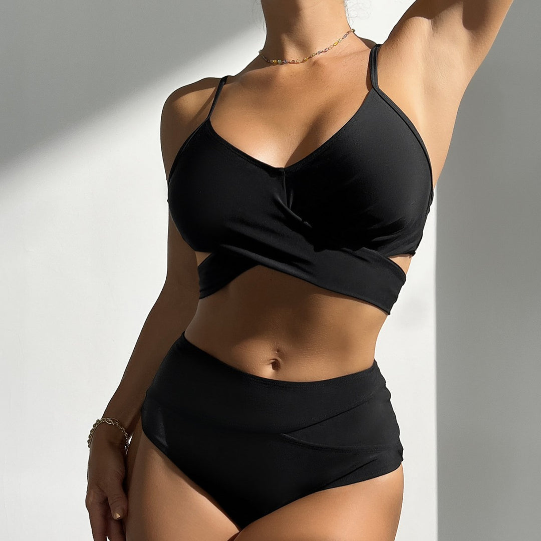 Dame Højt skåret Bikini med elegant indpakningsdesign og karakteristiske cut-outs Stilla