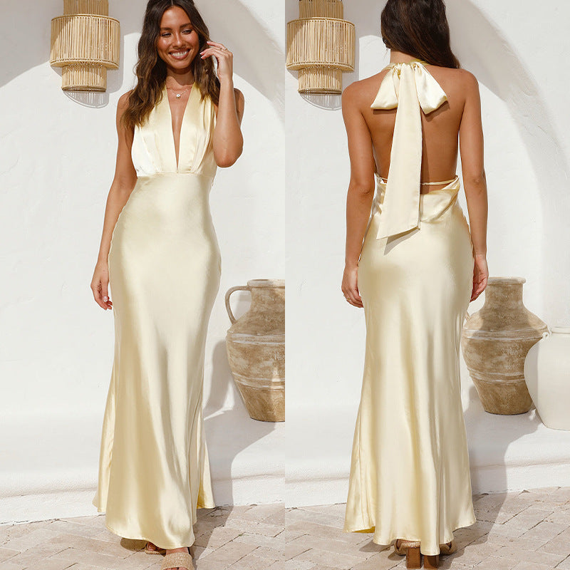 Dame Andet Maxikjole med dyb V-hals og elegant satin-finish Stilla