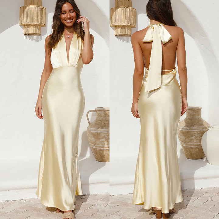 Dame Andet Maxikjole med dyb V-hals og elegant satin-finish Stilla