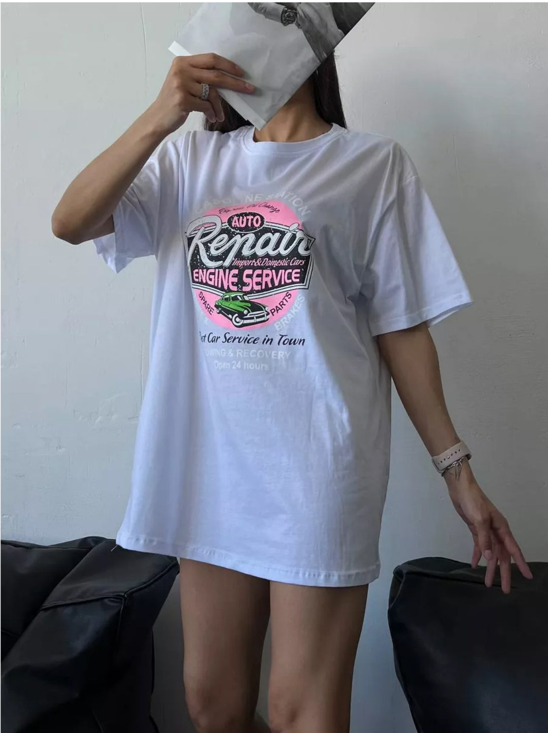 Dame T-shirt med kreativ bil-service-design og afslappet pasform Stilla