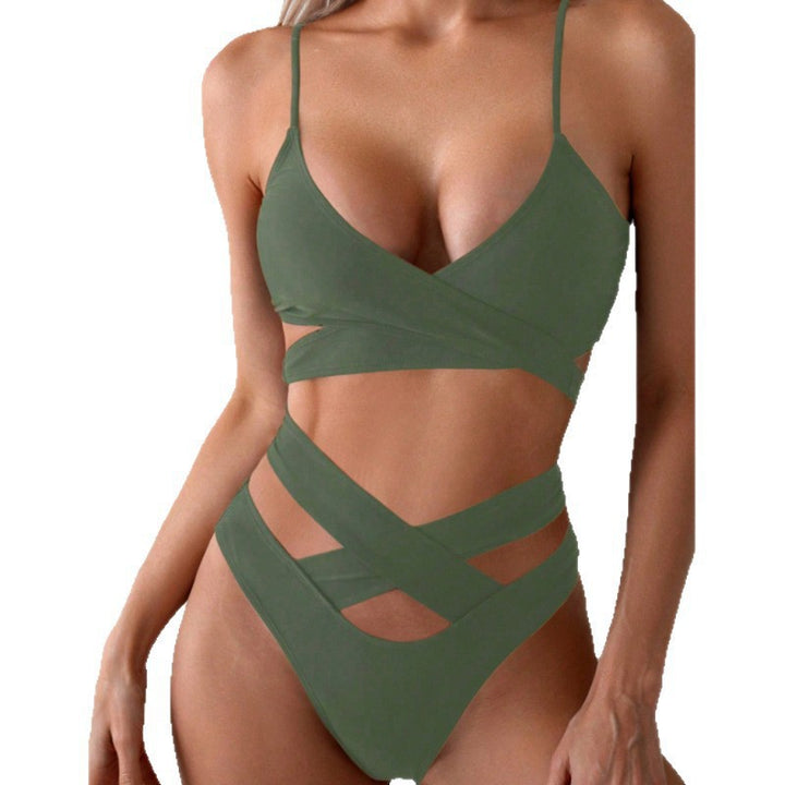 Dame triangel-bikini med asymmetrisk indpakningsdesign og stilfuld cut-out detalje