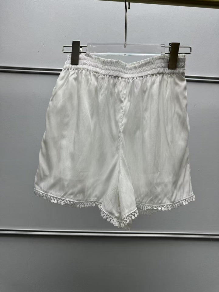 Dame luftig bluse med dekorativ broderet halslinje og rynkede afslutninger Stilla
