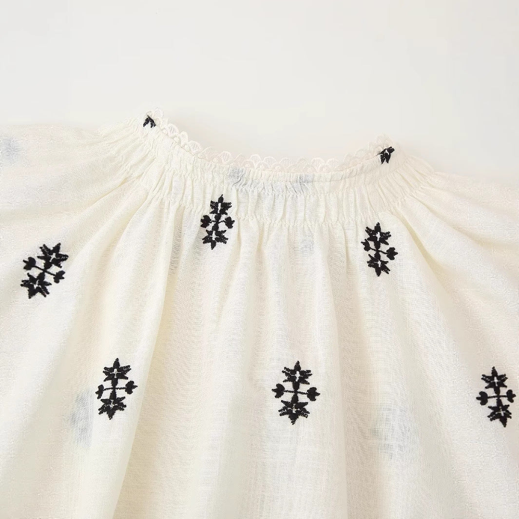 Dame broderet bluse med bundet udskæring og klokkeærmer Stilla
