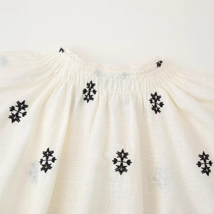 Dame broderet bluse med bundet udskæring og klokkeærmer Stilla