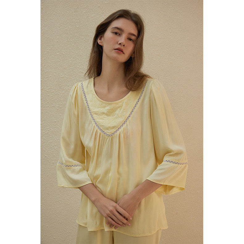 Dame natkjole-sæt med elegante blonde detaljer og løs pasform Stilla