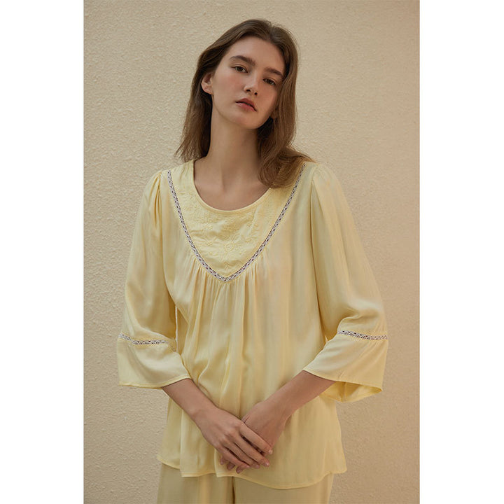 Dame natkjole-sæt med elegante blonde detaljer og løs pasform Stilla