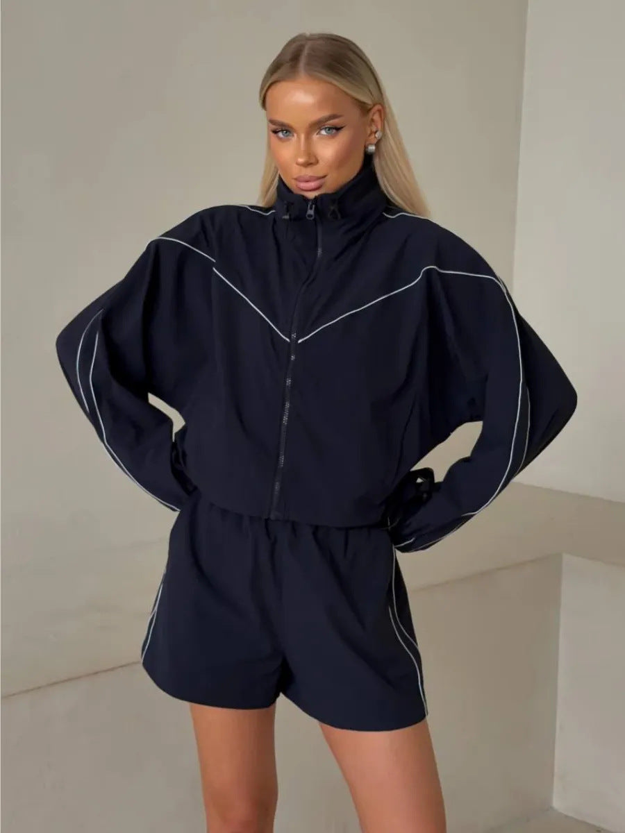 Kvindernes sporty sæt bestående af en jakke med høj krave og shorts i urban stil