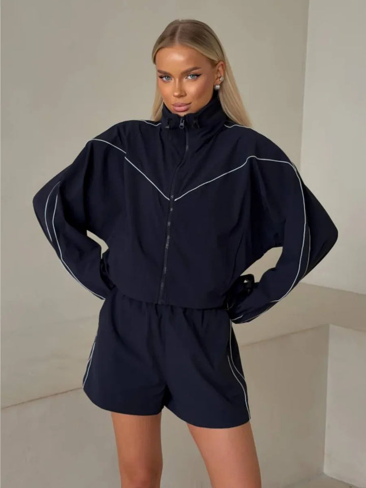 Kvindernes sporty sæt bestående af en jakke med høj krave og shorts i urban stil