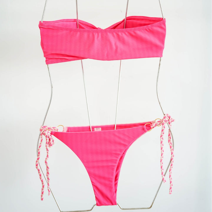 Dame Bandeau-bikini med raffinerede knudedetaljer og legende design Skovae