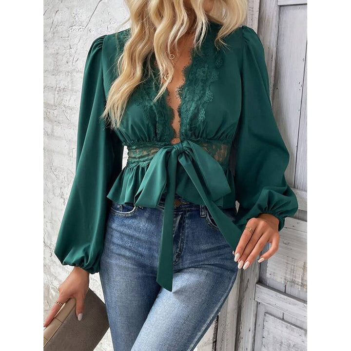 Damebluse med spidse detaljer og flatterende snit Stilla