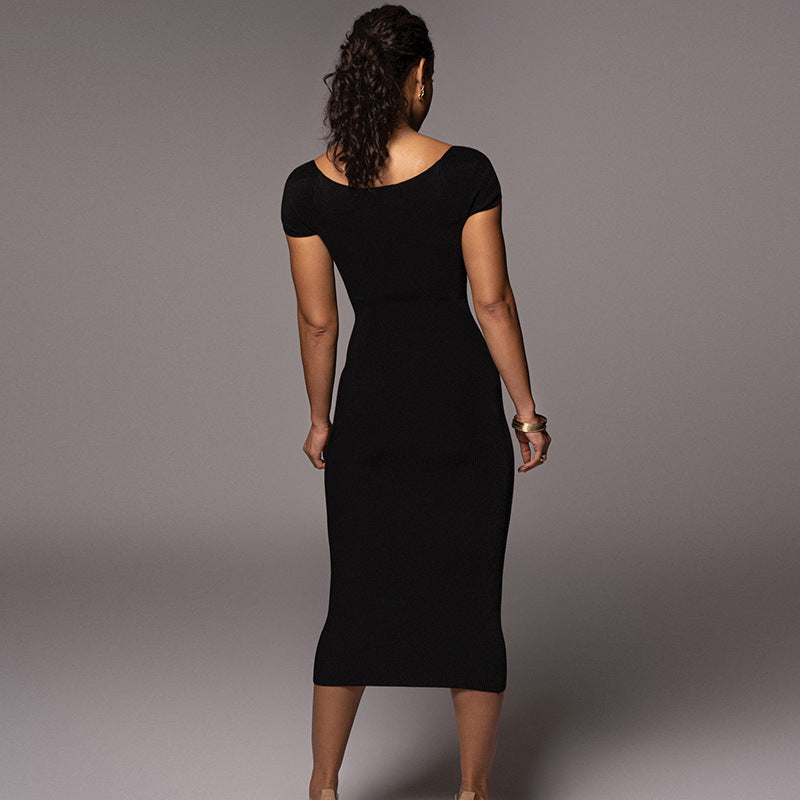 Dame Figurtilpasset Midi-kjole med off-shoulder design og elegante draperingseffekter Skovae