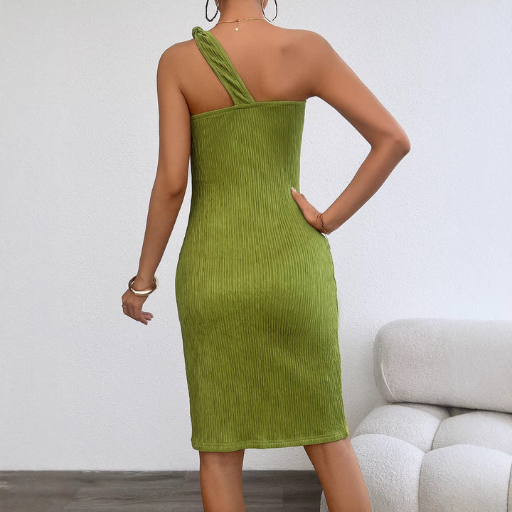 Kvinders bodycon-kjole med slank silhuet og asymmetrisk rem Stilla