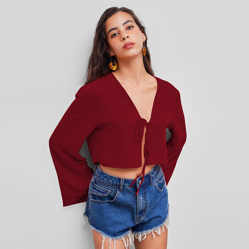 Kvindernes crop top med dyb V-hals og legesygt knude Stilla