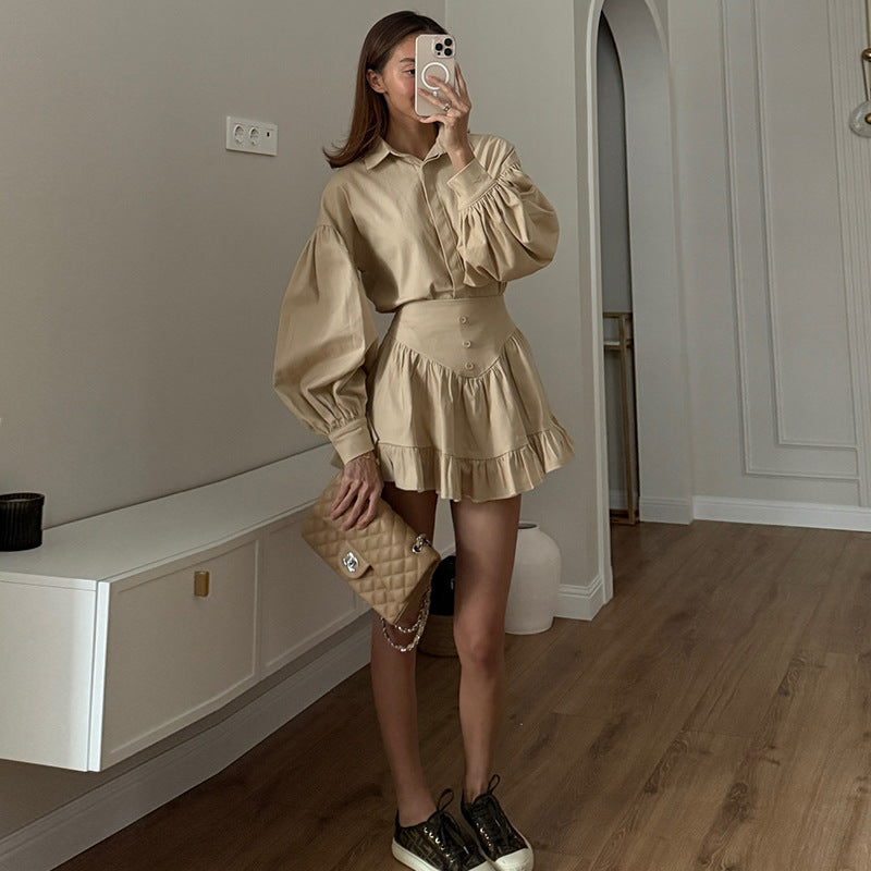 Dame bluse skirt i moderne stil med voluminøse ærmer og flæse detaljer Stilla