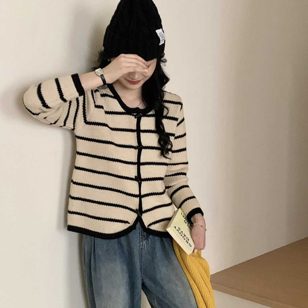 Dame cardigan med stribet design og elegante knapdetaljer Stilla