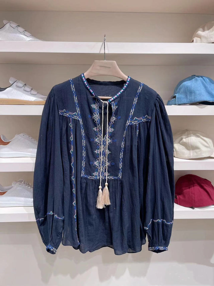 Damebluse med detaljeret broderedesign og fransede accenter Stilla