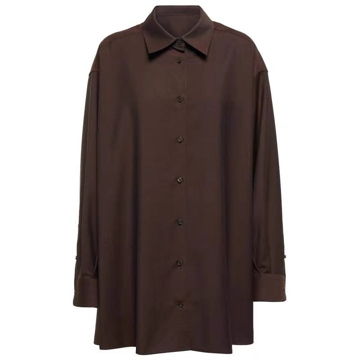 Kvinders elegante bluse med lange ærmer og minimalistisk knaplukning Stilla