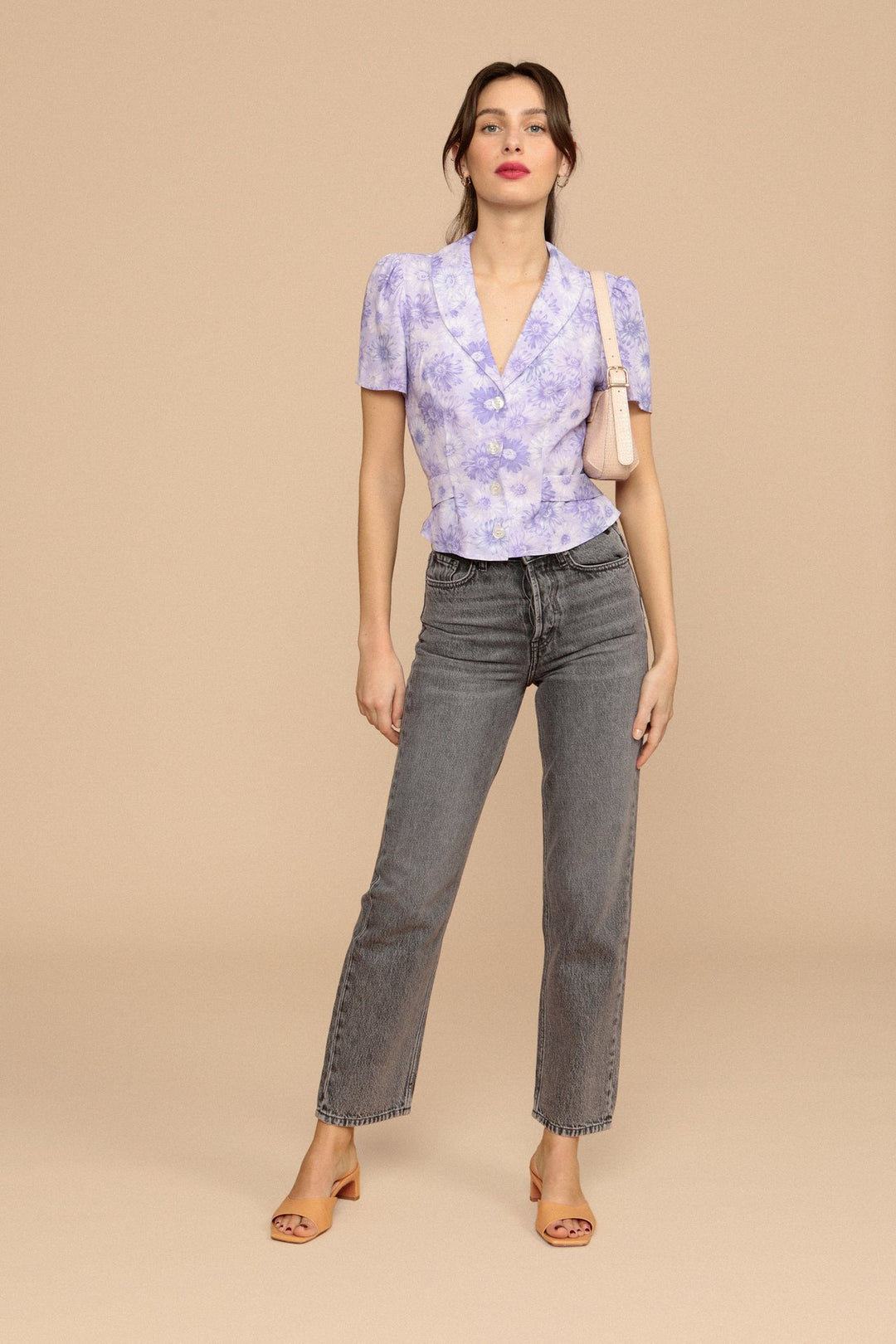 Damebluse i vintage-stil med florale mønstre Stilla