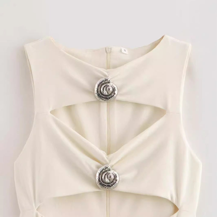 Dame Maxikjole med raffineret cut-out-design og dekorative knapper Stilla
