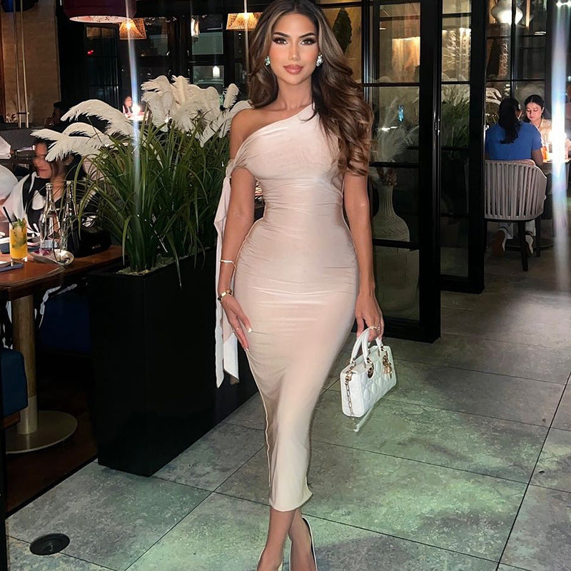 Dame Elegant One-Shoulder-Kjole med tætsiddende silhuet og lange ærmer Skovae