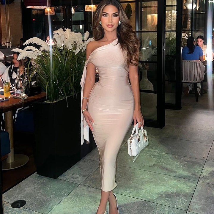 Dame Elegant One-Shoulder-Kjole med tætsiddende silhuet og lange ærmer Skovae