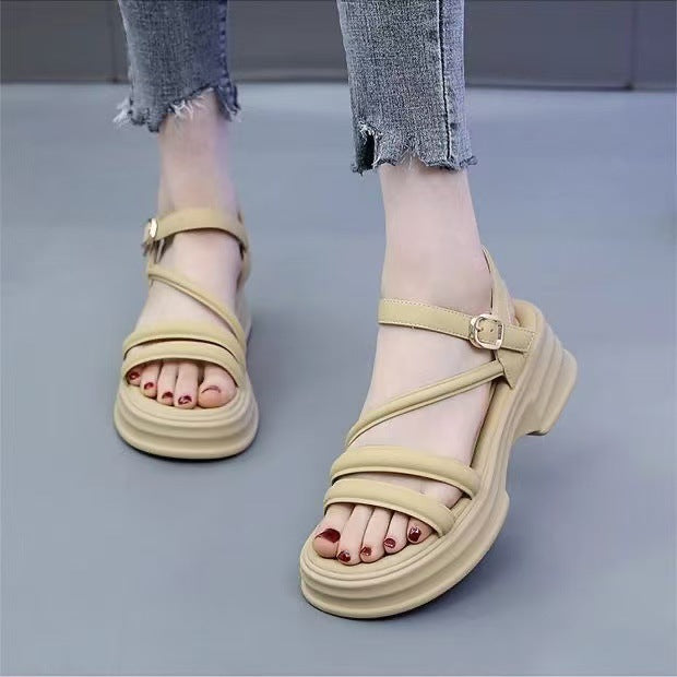 Dame Plateau-sandaler med moderne remdesign og skridsikker sål Stilla