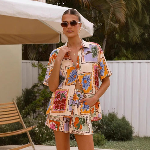 Kvinders kortærmet skjorte med matchende shorts i blomsterdesign Skovae