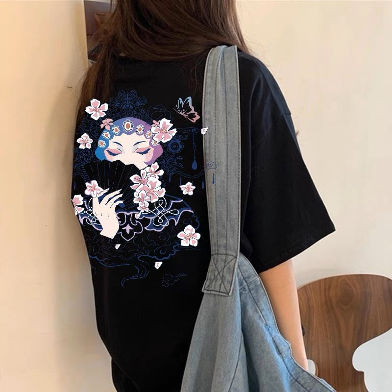 Dame T-shirt med kunstneriske asiatiske motiver og ekstravagante detaljer Stilla