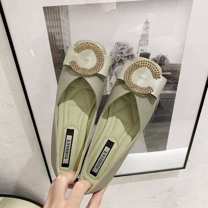 Dame elegante med strass dekorerede flade mules Stilla