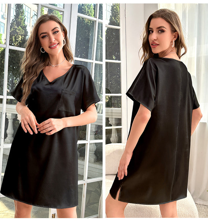 Dame elegant natkjole lavet af let satinlignende materiale med V-hals og brystlomme Stilla