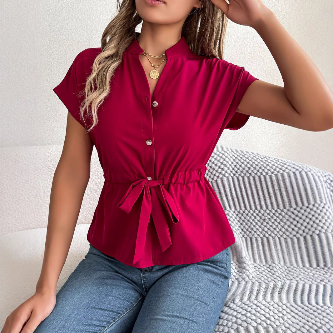 Damebluse med taljeret snøring og rynket design Stilla